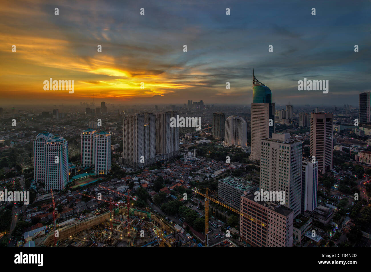 Stadtbild bei Sonnenuntergang, Jakarta, Indonesien Stockfoto