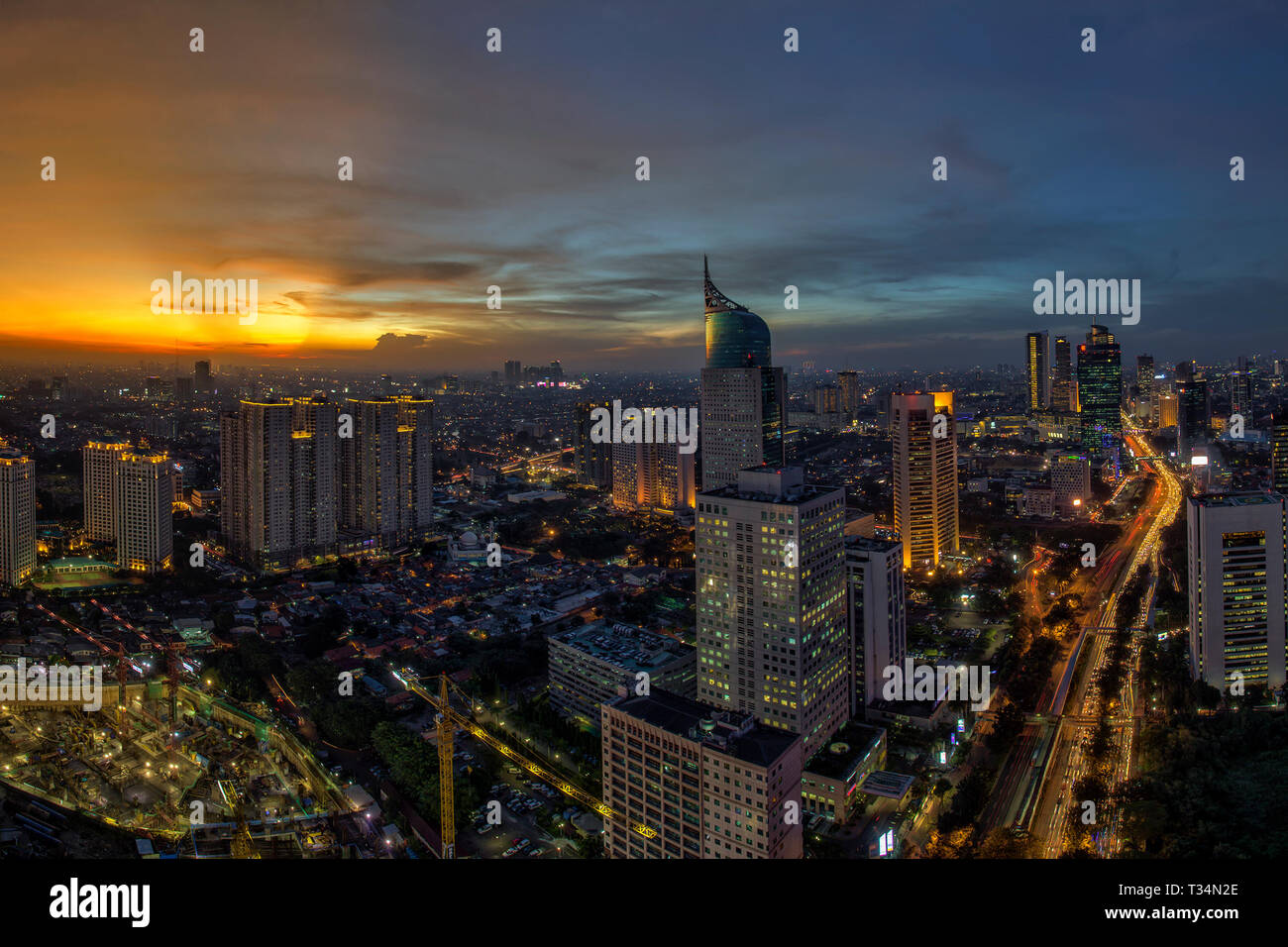 Stadtbild bei Sonnenuntergang, Jakarta, Indonesien Stockfoto