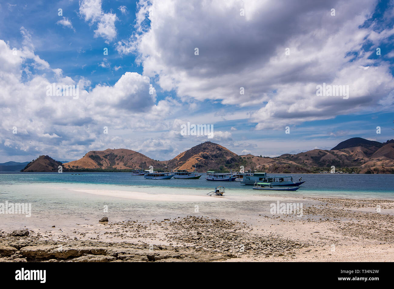 Boote am Strand, Insel Kelor, Indonesien Stockfoto