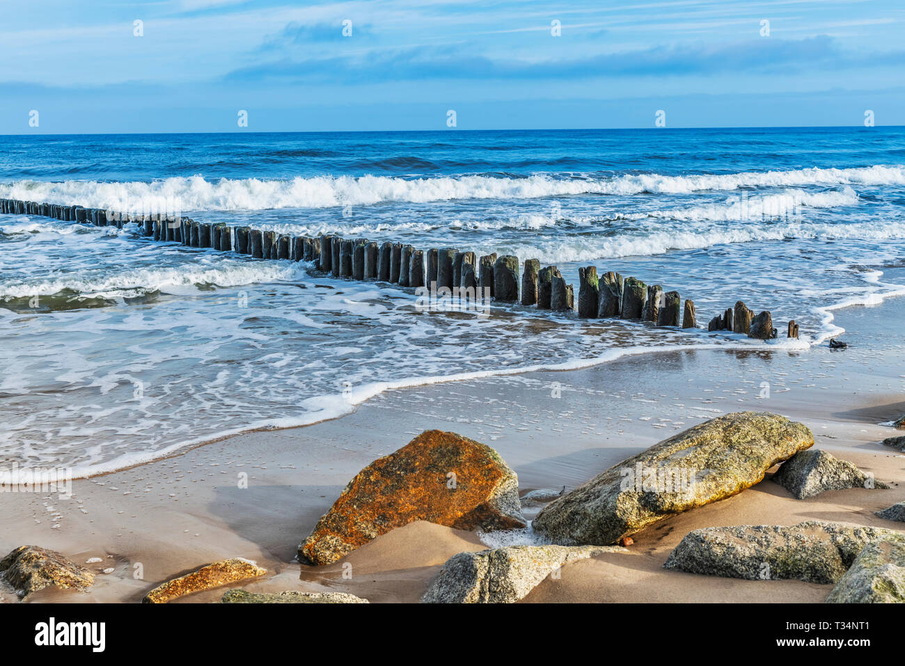 Strand mit Steinen und alte Buhnen an der Ostsee, olobrzeg, Westpommern, Polen, Europa Stockfoto