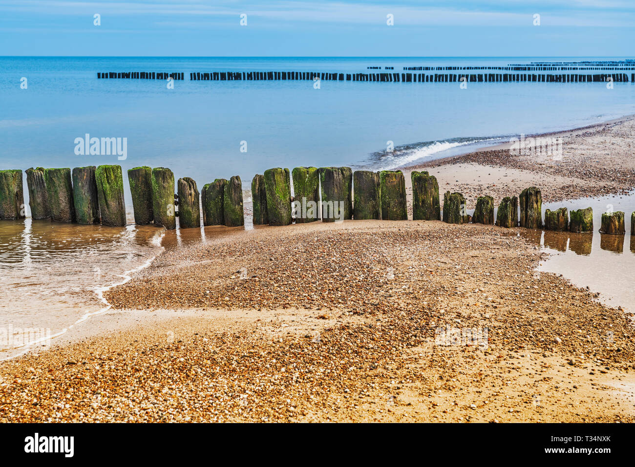 Alte Buhnen am Strand der Ostsee in der Nähe von Kolberg, Westpommern, Polen, Europa Stockfoto