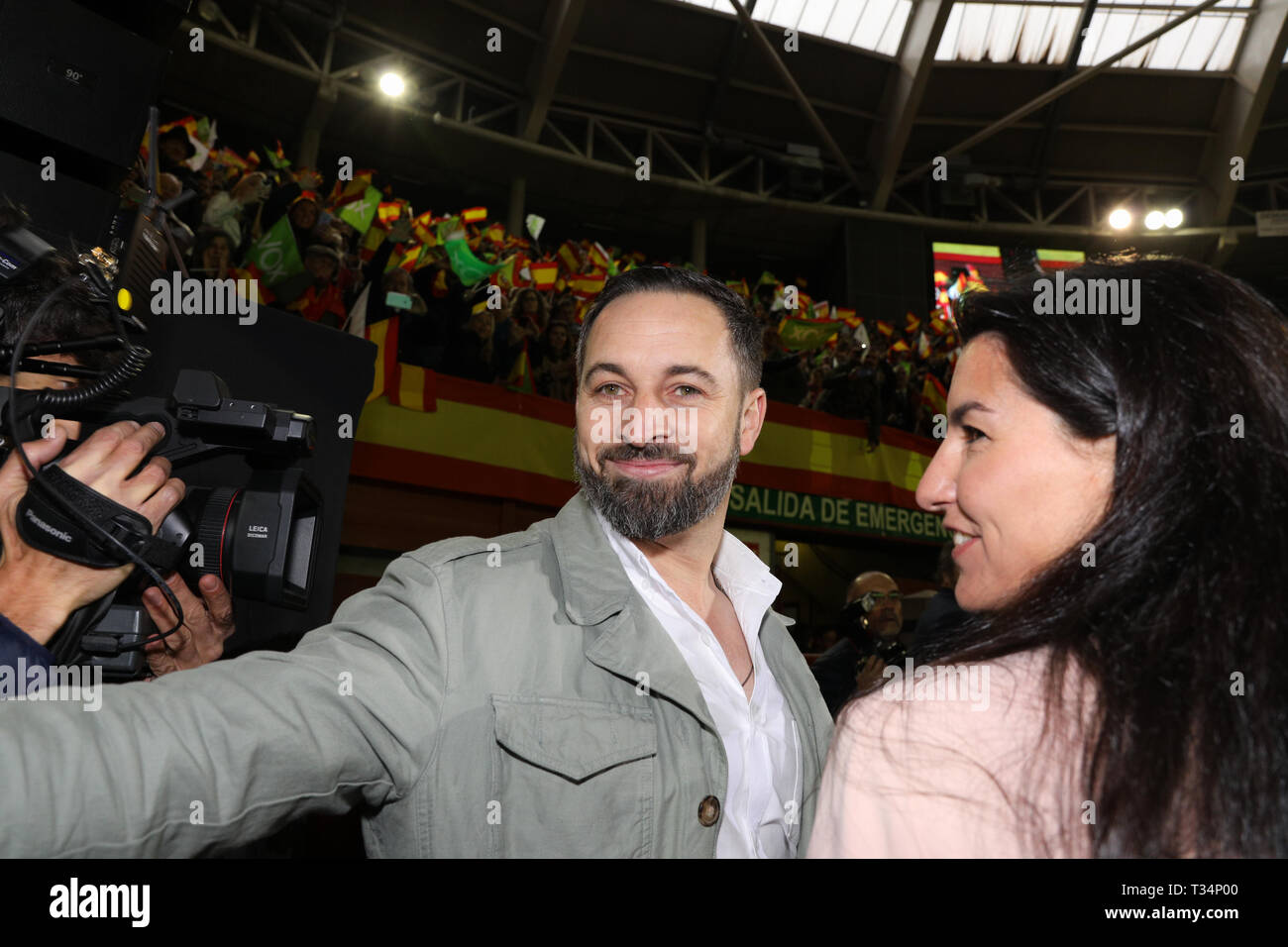 Santiago Abascal und Rocio Monasterio während der Veranstaltung gesehen. Vox präsentiert ihre Kandidaten der 'Ändern' für die allgemeinen Wahlen am 28. April in einer großen öffentlichen Veranstaltung in Leganés, der durch seinen Führer, Santiago Abascal besucht wurde, der Präsident von Vox Madrid, Rocío Monasterio, und der Gründer der José Antonio Ortega Lara Bildung. Stockfoto