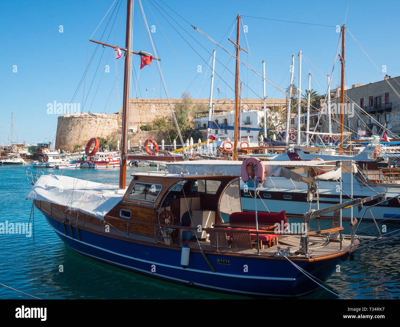 Boote in Paphos Hafen mit der Burg im Hintergrund Stockfoto