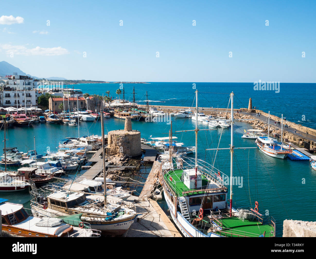 Paphos Hafen türkisfarbene Wasser vom Schloss gesehen Stockfoto