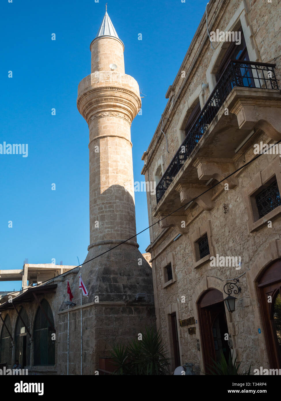 Minarett der Girne-Moschee Stockfoto
