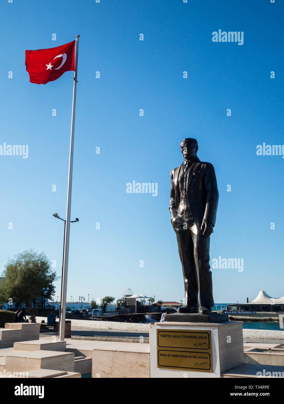 Atatürk Statue durch die Türkische Flagge in Kyrenia Stockfoto