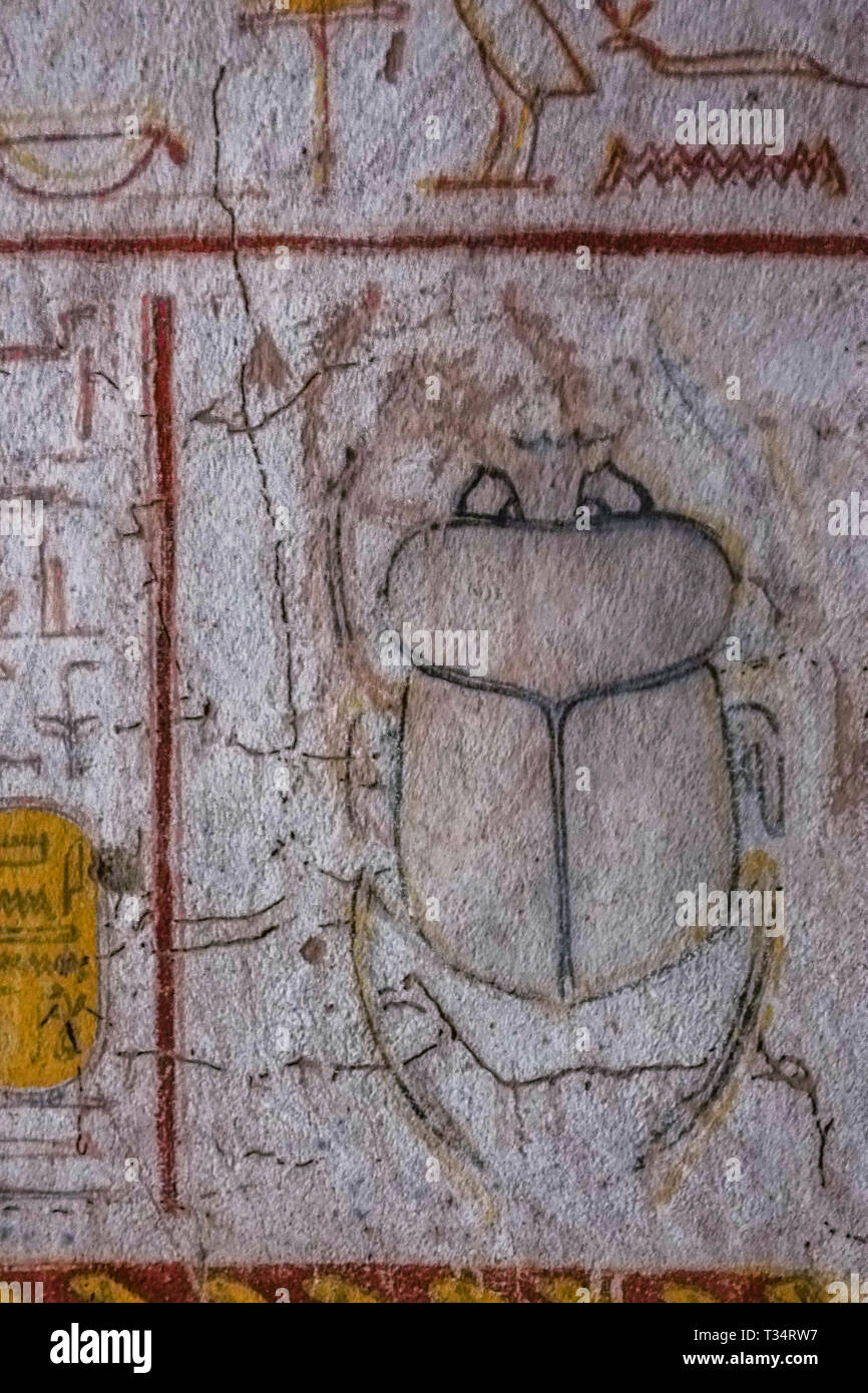 Kerma, Sudan, Februar 9., 2019: Alte farbigen Wandmalereien von einem Skarabäus in einem Grab des schwarzen Nubischen Pharaonen Stockfoto