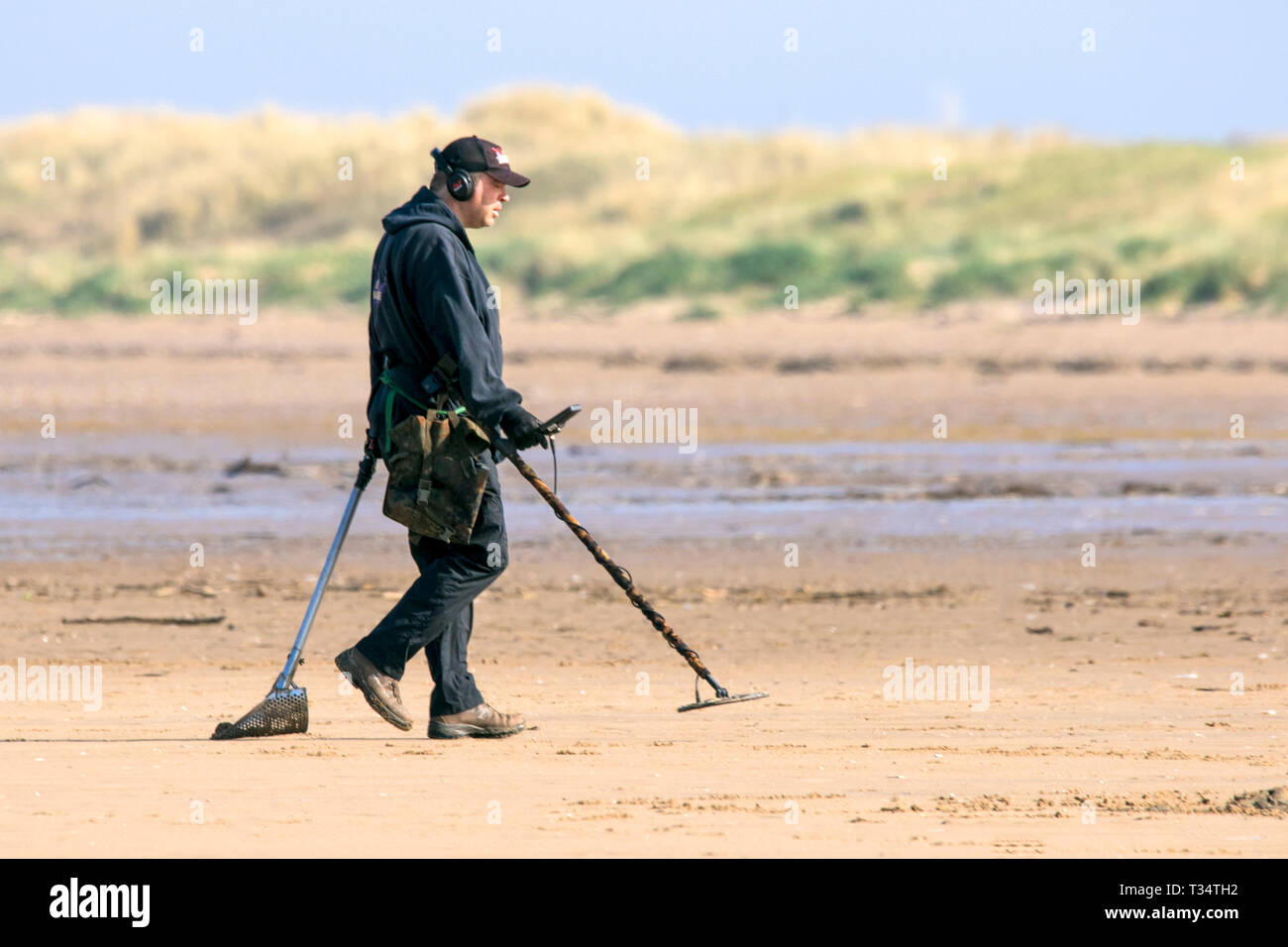 Southport, Merseyside, UK. Sonniges Wetter. 6. April 2019. Die Leute an der Küste der schönen sonnigen und warmen Wetter entlang der goldenen Sandstrand von Southport Strand in Merseyside zu machen. Credit: cernan Elias/Alamy leben Nachrichten Stockfoto