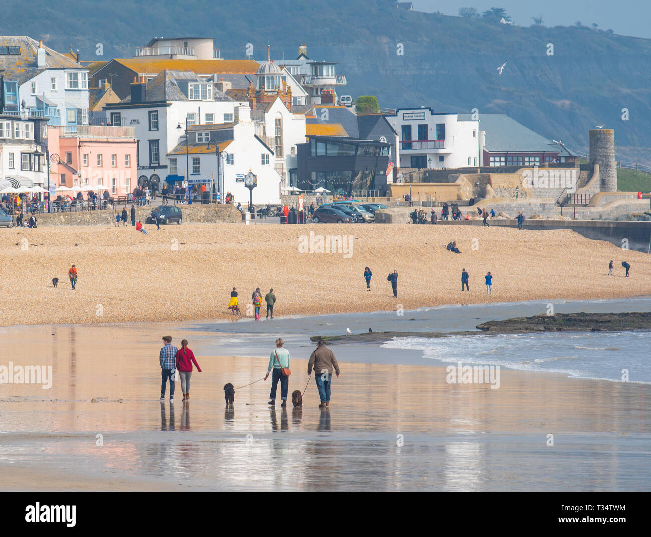 Lyme Regis, Dorset, Großbritannien. 6. April 2019. UK Wetter: Besucher und Einheimische ein breezy Tag genossen mit viel hellen sonnigen Perioden im malerischen Badeort von Lyme Regis. Credit: Celia McMahon/Alamy leben Nachrichten Stockfoto