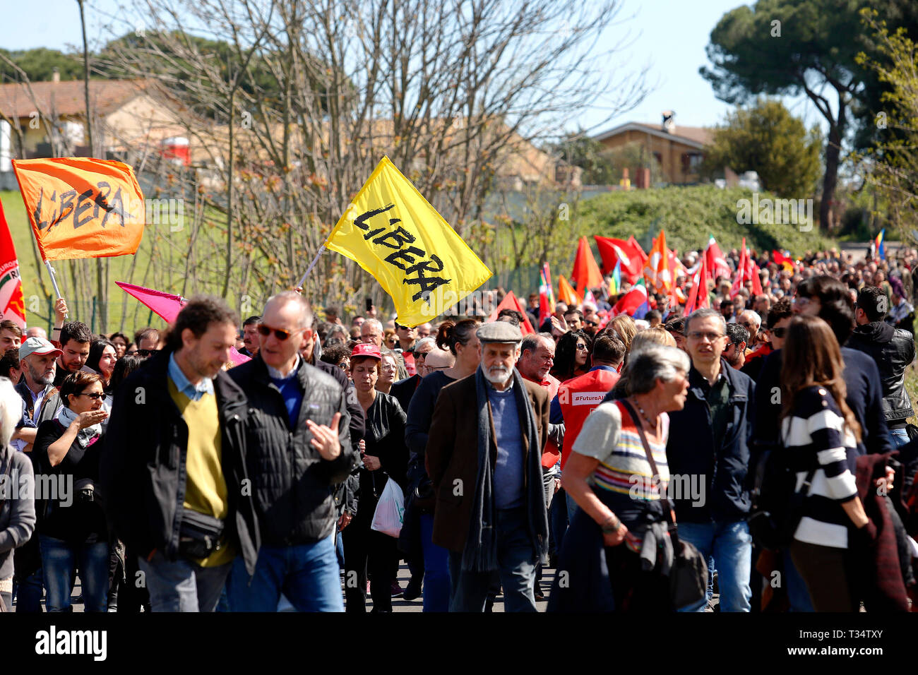 Rom, Italien. 06 Apr, 2019. Rom 6. April 2019. Counterdemonstration von Aktivisten aus der anti-faschistischen Bewegungen in der Torre Maura Stadtteil von Rom, zwei Tage nach Rom Bewohner und Neofaschisten brannte Mülleimer und rief rassistischen Parolen bei Roma Familien vorübergehend in ihrer Nachbarschaft gehostet. Foto di Samantha Zucchi/Insidefoto Credit: insidefoto Srl/Alamy leben Nachrichten Stockfoto