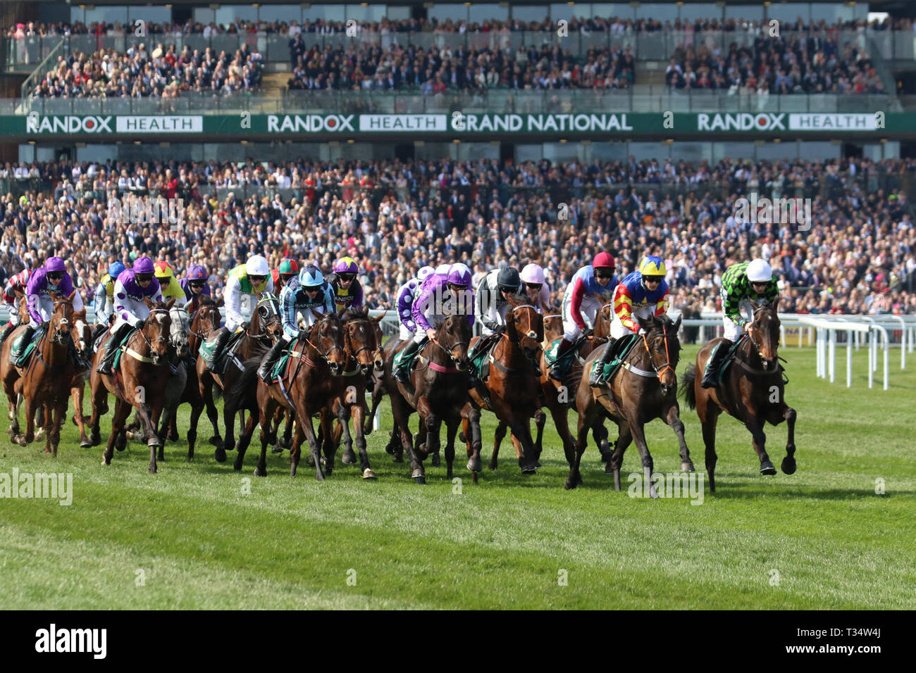 Aintree, Liverpool. 6. April 2019. 13:45 Grand National Meeting. Gaskells Handicap Hürde (Grad 3) (Klasse 1) (4 YO plus). Kredit MWI/AlamyLiveNews Stockfoto