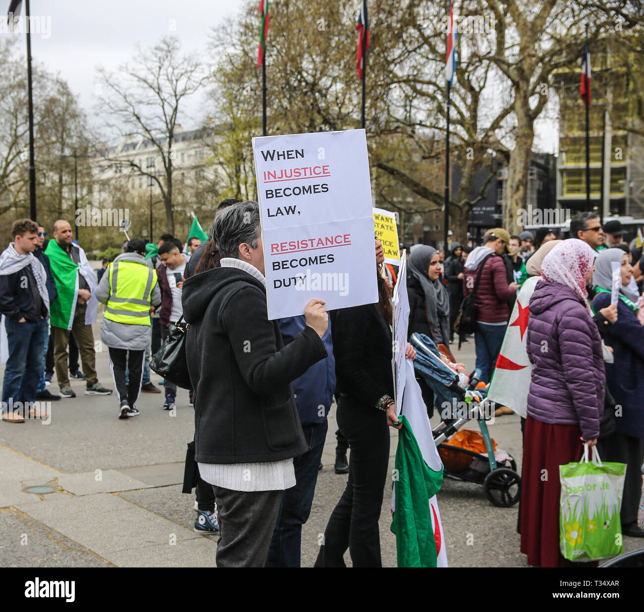 London, Großbritannien. 06 Apr, 2019. Hunderte von Algerier in Marble Arch versammelt, um die Nachfrage der Abbau von allen denen, die mit Ende der algerische Präsident Bouteflika am vergangenen Dienstag Bdelaziz abgefunden, @Paul Quezada-Neiman/Alamy Live News Credit: Paul Quezada-Neiman/Alamy leben Nachrichten Stockfoto