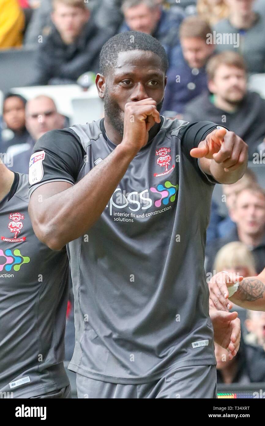 Milton Keynes, UK. 6 Apr, 2019. Milton Keynes, UK. 6 Apr, 2019 John Akinde feiert nach dem Scoring für Lincoln City, die Führung zu übernehmen, um es 1 - 0 gegen MK Dons, während der Himmel Wette Liga 2 Übereinstimmung zwischen MK Dons und Lincoln City bei Stadion MK, Milton Keynes am Samstag, den 6. April 2019. (Credit: John cripps | MI Nachrichten) nur die redaktionelle Nutzung, eine Lizenz für die gewerbliche Nutzung erforderlich. Keine Verwendung in Wetten, Spiele oder einer einzelnen Verein/Liga/player Publikationen. Foto darf nur für Zeitung und/oder Zeitschrift redaktionelle Zwecke verwendet werden. Credit: MI Nachrichten & Sport/Alamy leben Nachrichten Stockfoto