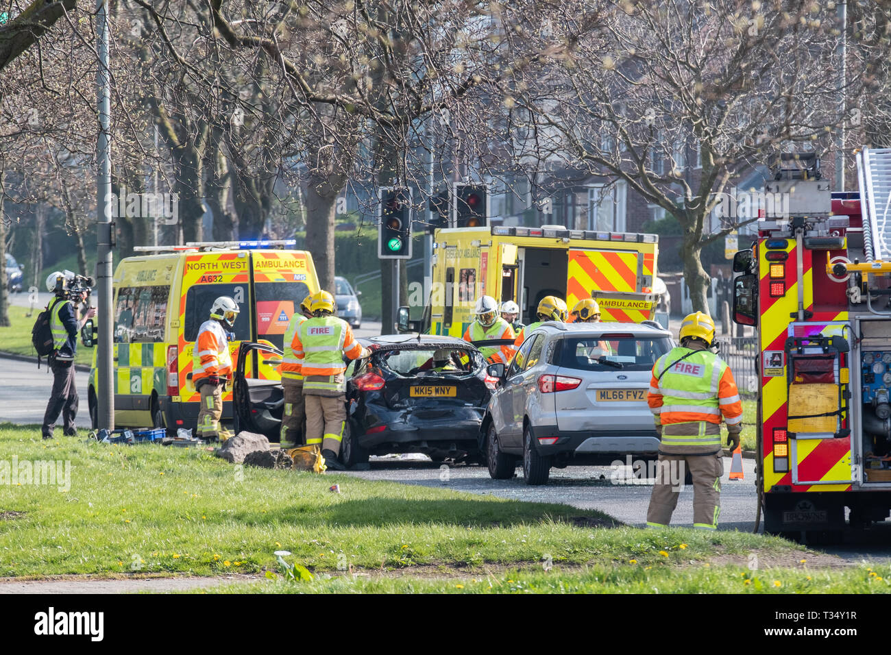 Liverpool, Merseyside, UK. 6. April 2019. Alle drei Einsatzkräfte nahmen an einem zwei Fahrzeug Straße Verkehr Zusammenstoß auf einem 5058 Queens Drive in der Old Swan Bereich von Liverpool am Samstag, den 6. April 2019. Der Absturz kam um ca. 2:15 Uhr. Zwei Leute wurden in ein Krankenhaus gebracht. Quelle: Christopher Middleton/Alamy leben Nachrichten Stockfoto
