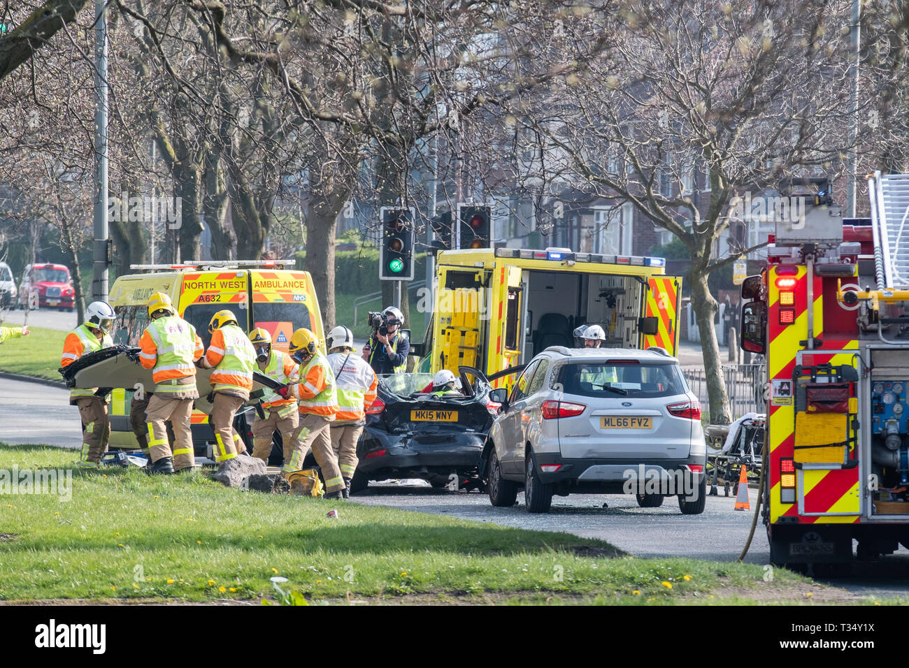Liverpool, Merseyside, UK. 6. April 2019. Alle drei Einsatzkräfte nahmen an einem zwei Fahrzeug Straße Verkehr Zusammenstoß auf einem 5058 Queens Drive in der Old Swan Bereich von Liverpool am Samstag, den 6. April 2019. Der Absturz kam um ca. 2:15 Uhr. Zwei Leute wurden in ein Krankenhaus gebracht. Quelle: Christopher Middleton/Alamy leben Nachrichten Stockfoto