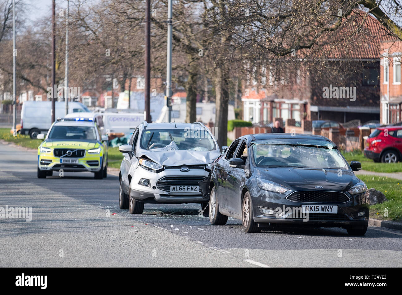 Liverpool, Merseyside, UK. 6. April 2019. Alle drei Einsatzkräfte nahmen an einem zwei Fahrzeug Straße Verkehr Zusammenstoß auf einem 5058 Queens Drive in der Old Swan Bereich von Liverpool am Samstag, den 6. April 2019. Der Absturz kam um ca. 2:15 Uhr. Zwei Leute wurden in ein Krankenhaus gebracht. Quelle: Christopher Middleton/Alamy leben Nachrichten Stockfoto