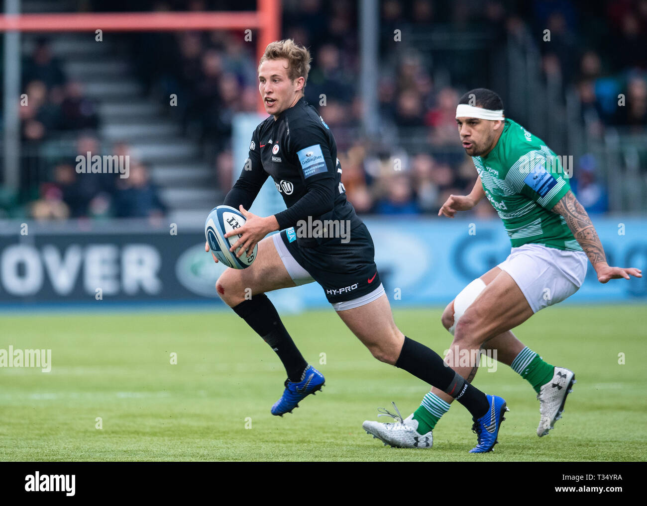 London, Großbritannien. 06 Apr, 2019. Der sarazenen Max Malins (in Aktion links) Während Gallagher Premiership Übereinstimmung zwischen Sarazenen und Newcastle Falcons bei Allianz Park am Samstag, 06. April 2019. London England. (Nur redaktionelle Nutzung, eine Lizenz für die gewerbliche Nutzung erforderlich. Keine Verwendung in Wetten, Spiele oder einer einzelnen Verein/Liga/player Publikationen.) Credit: Taka G Wu/Alamy leben Nachrichten Stockfoto