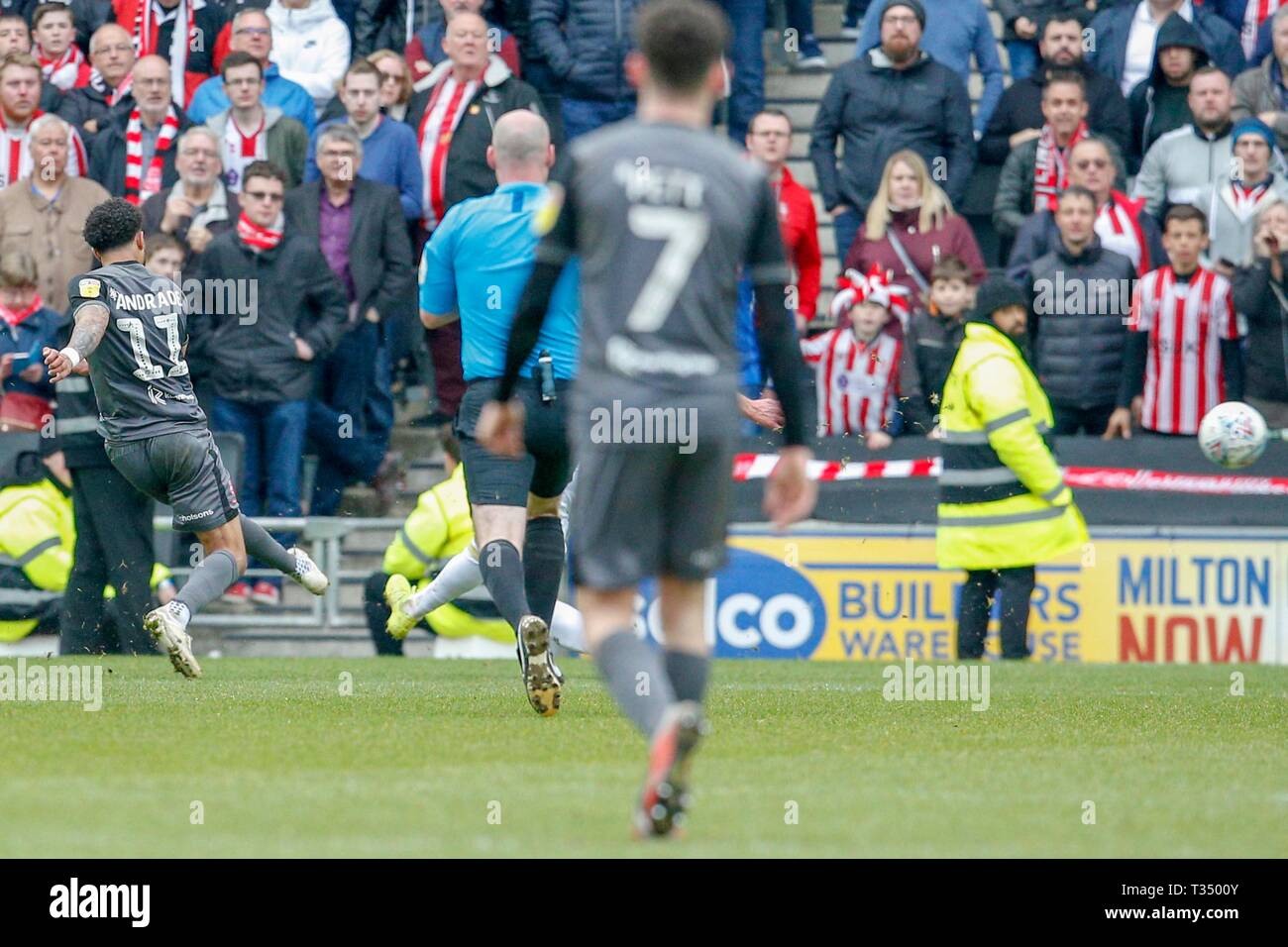 Milton Keynes, UK. 6 Apr, 2019 Bruno Andrade zieht den Trigger und Kerben für Lincoln City, ihre Leitung zu verlängern, um es 2 - 0 gegen MK Dons, während der Himmel Wette Liga 2 Übereinstimmung zwischen MK Dons und Lincoln City bei Stadion MK, Milton Keynes am Samstag, den 6. April 2019. (Credit: John cripps | MI Nachrichten) nur die redaktionelle Nutzung, eine Lizenz für die gewerbliche Nutzung erforderlich. Keine Verwendung in Wetten, Spiele oder einer einzelnen Verein/Liga/player Publikationen. Foto darf nur für Zeitung und/oder Zeitschrift redaktionelle Zwecke verwendet werden. Credit: MI Nachrichten & Sport/Alamy leben Nachrichten Stockfoto