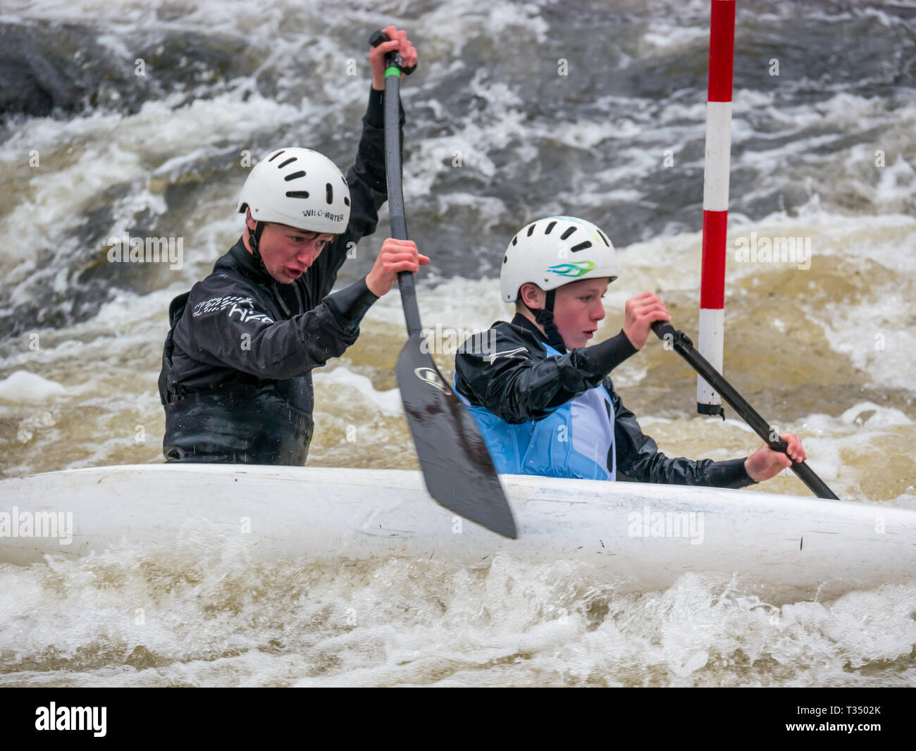Grandtully, Perthshire, Schottland, Vereinigtes Königreich, 6. April 2019. Grandtully Premier Canoe Slalom: Harvey und Thomas Merrifield vom Taunton Canoe Club treten in den zweisitzigen Kanus auf dem Fluss Tay an Stockfoto