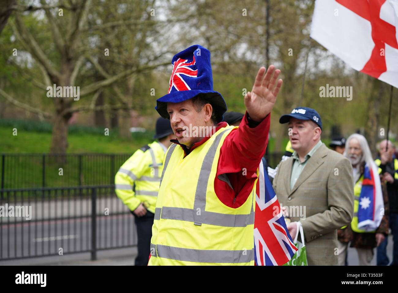 London, Großbritannien. 06. April 2019. Die demonstranten Marsch durch die Innenstadt von London zu verschiedenen Themen zu demonstrieren. Polizei in der Überzahl gegenüber den Demonstranten um etwa 3 bis 1 Obwohl die Atmosphäre herzlicher geblieben. Die Demonstranten wollten jeden körperlichen Kontakt mit der Polizei zu vermeiden. Credit: Lexie Harrison-Cripps/Alamy leben Nachrichten Stockfoto