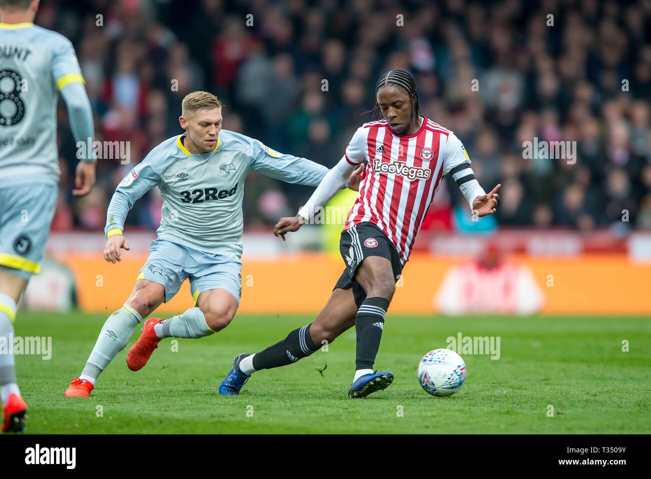 London, Großbritannien. 06 Apr, 2019. Romaine Säger von Brentford während der efl Sky Bet Championship Match zwischen Brentford und Derby County bei Griffin Park, London, England am 6. April 2019. Foto von salvio Calabrese. Nur die redaktionelle Nutzung, eine Lizenz für die gewerbliche Nutzung erforderlich. Keine Verwendung in Wetten, Spiele oder einer einzelnen Verein/Liga/player Publikationen. Credit: UK Sport Pics Ltd/Alamy leben Nachrichten Stockfoto