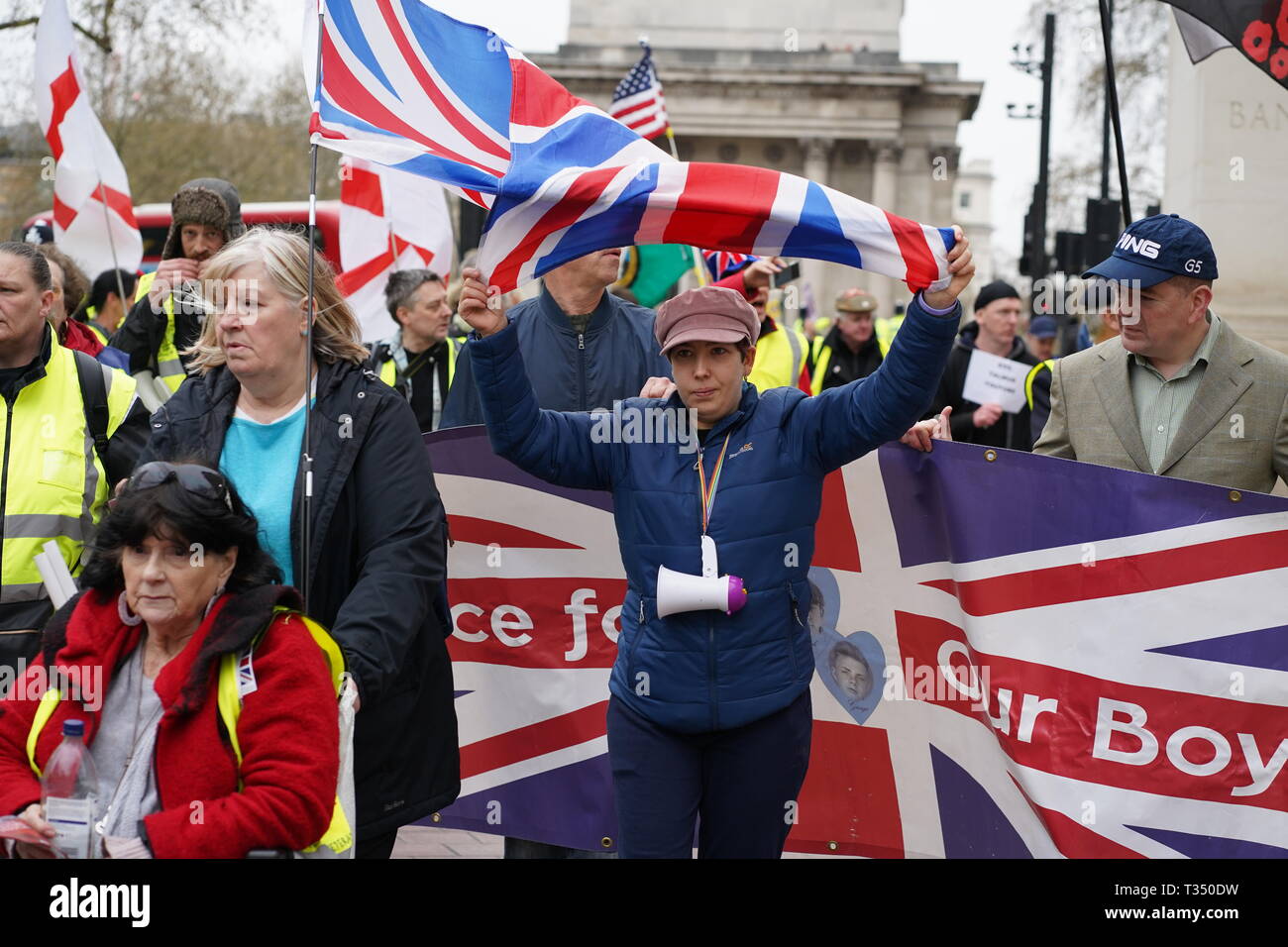 London, Großbritannien. 06. April 2019. Die demonstranten Marsch durch die Innenstadt von London zu verschiedenen Themen zu demonstrieren. Polizei in der Überzahl gegenüber den Demonstranten um etwa 3 bis 1 Obwohl die Atmosphäre herzlicher geblieben. Die Demonstranten wollten jeden körperlichen Kontakt mit der Polizei zu vermeiden. Credit: Lexie Harrison-Cripps/Alamy leben Nachrichten Stockfoto