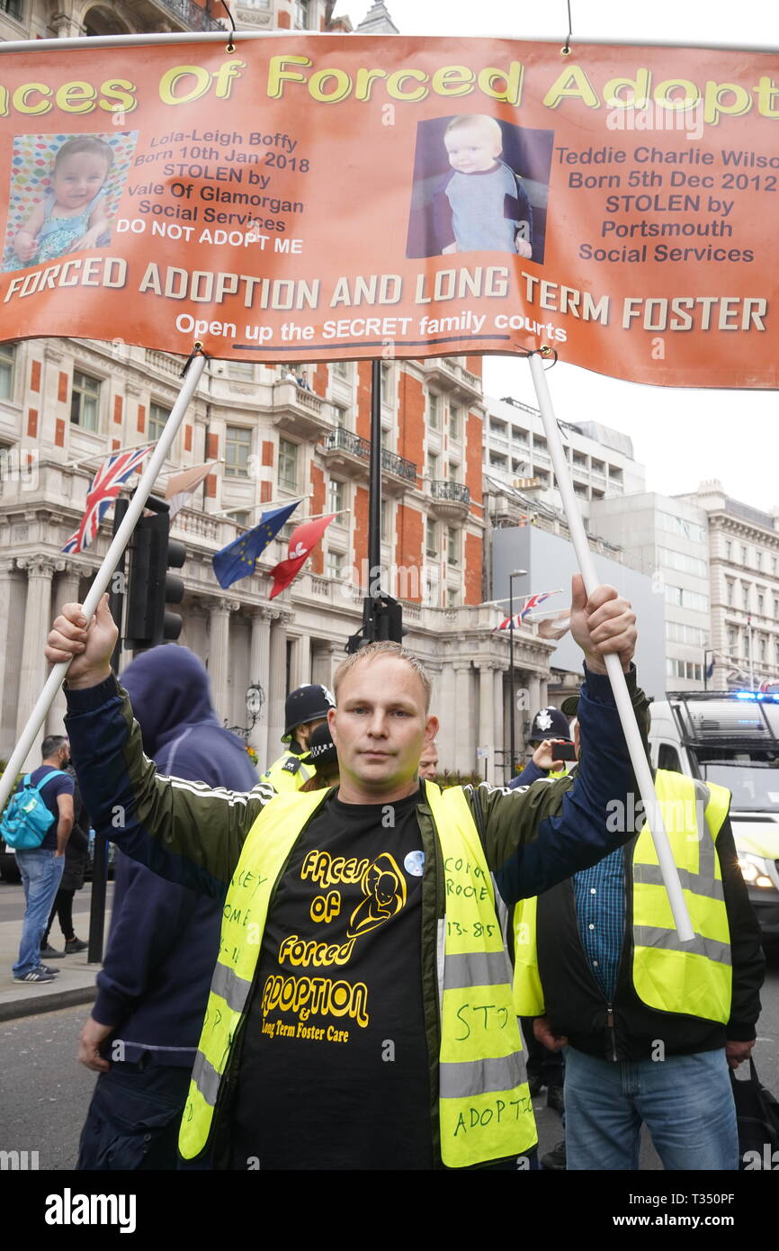 London, Großbritannien. 06. April 2019. Die demonstranten Marsch durch die Innenstadt von London zu verschiedenen Themen zu demonstrieren. Polizei in der Überzahl gegenüber den Demonstranten um etwa 3 bis 1 Obwohl die Atmosphäre herzlicher geblieben. Die Demonstranten wollten jeden körperlichen Kontakt mit der Polizei zu vermeiden. Credit: Lexie Harrison-Cripps/Alamy leben Nachrichten Stockfoto