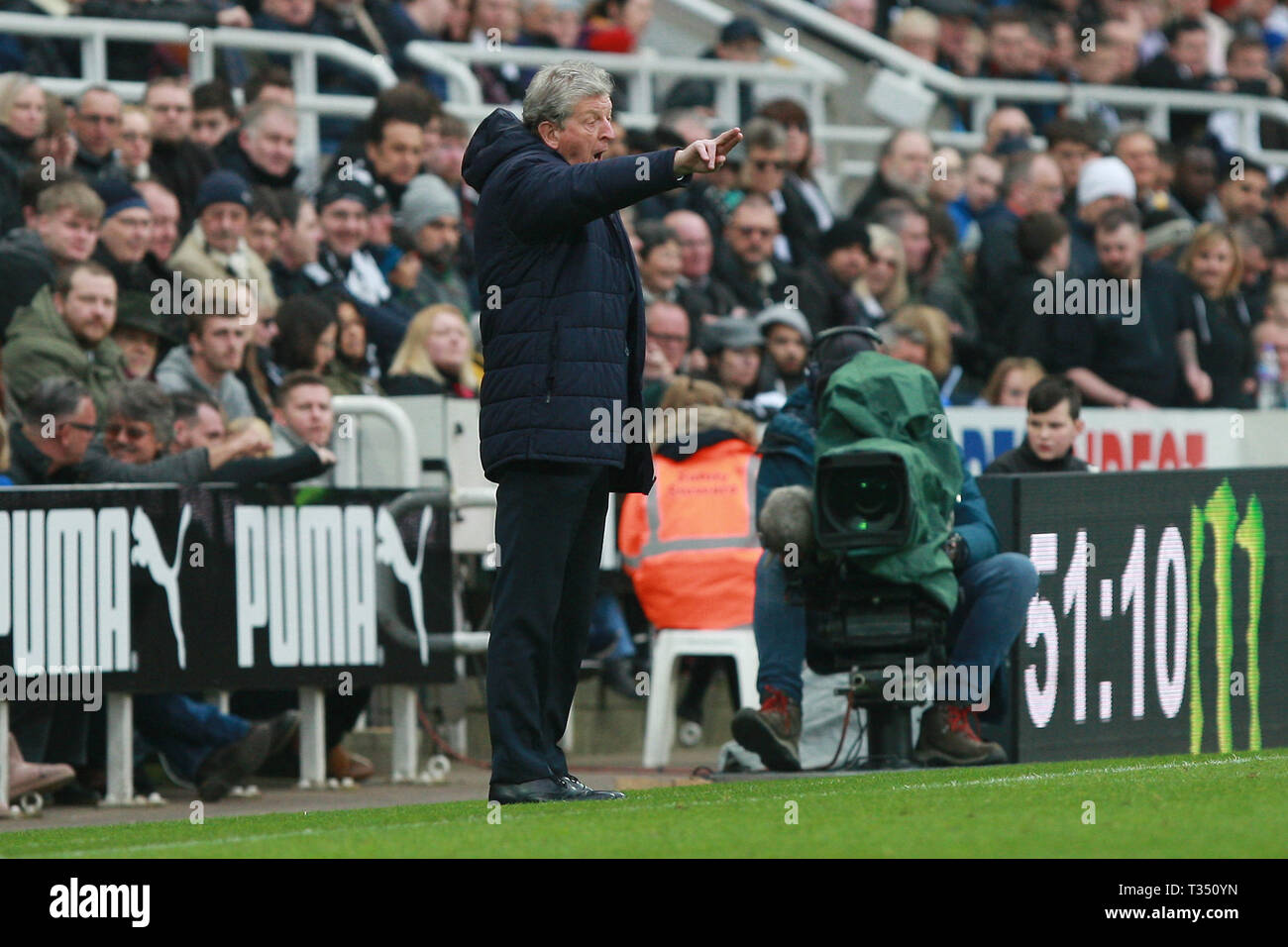 Newcastle, UK. 6 Apr, 2019. Crystal Palace Manager Roy Hodgson während der Premier League Match zwischen Newcastle United und Crystal Palace der St. James's Park, Newcastle am Samstag, den 6. April 2019. (Credit: Steven Hadlow | MI Nachrichten) nur die redaktionelle Nutzung, eine Lizenz für die gewerbliche Nutzung erforderlich. Keine Verwendung in Wetten, Spiele oder einer einzelnen Verein/Liga/player Publikationen. Foto darf nur für Zeitung und/oder Zeitschrift redaktionelle Zwecke verwendet werden. Möglicherweise nicht für Publikationen, bei denen 1 Spieler, 1 Club oder 1 Wettbewerb ohne schriftliche Genehmigung von Fußball-Daten Co Ltd. Credit: MI Nachrichten & Sport/A verwendet werden. Stockfoto