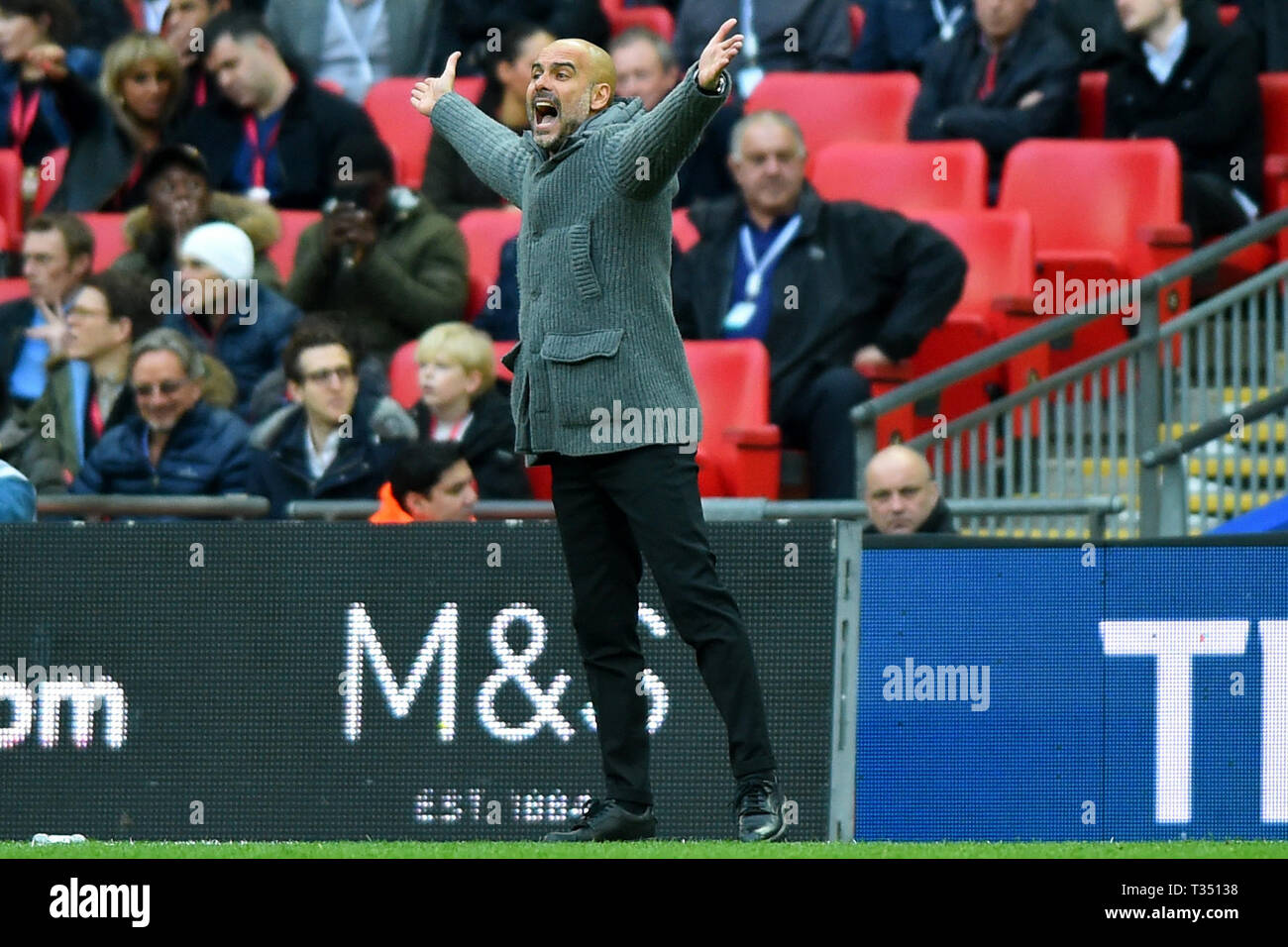 London, Großbritannien. 6. April 2019. Manchester City Manager Pep Guardiola erhält während der FA-Cup Halbfinale zwischen Brighton und Hove Albion und Manchester City im Wembley Stadion, London am Samstag, den 6. April 2019 aufgeregt. (Credit: Jon Bromley | MI Nachrichten) nur die redaktionelle Nutzung, eine Lizenz für die gewerbliche Nutzung erforderlich. Keine Verwendung in Wetten, Spiele oder einer einzelnen Verein/Liga/player Publikationen. Foto darf nur für Zeitung und/oder Zeitschrift redaktionelle Zwecke verwendet werden. Möglicherweise nicht für Publikationen, bei denen 1 Spieler, 1 Club oder 1 Wettbewerb ohne schriftliche Genehmigung von Fußball-Daten Co Ltd. Credit: MI N verwendet werden. Stockfoto