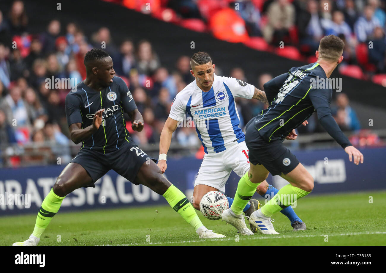 Wembley, London, UK. 06 Apr, 2019. Benjamin Mendy und Aymeric Laporte von Manchester City Block der Run von Anthony Knockaert von Brighton & Hove Albion während der Emirate FA Cup Semi Final Match zwischen Manchester City und Brighton & Hove Albion an WWembley Stadium am 6. April 2019 in London, England. (Foto von John rainford/phcimages.com) Credit: PHC Images/Alamy Live NewsEditorial nur verwenden, eine Lizenz für die gewerbliche Nutzung erforderlich. Keine Verwendung in Wetten, Stockfoto