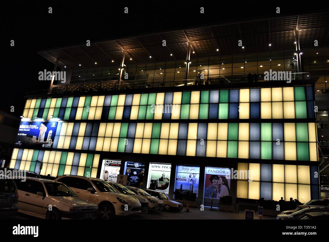 Ankara, Türkei. 6 Apr, 2019. Ein Einkaufszentrum ist mit seinen Lichtern vor Dunkel für die Earth Hour Umwelt Kampagne gesehen. Credit: Altan Gochre/ZUMA Draht/Alamy leben Nachrichten Stockfoto