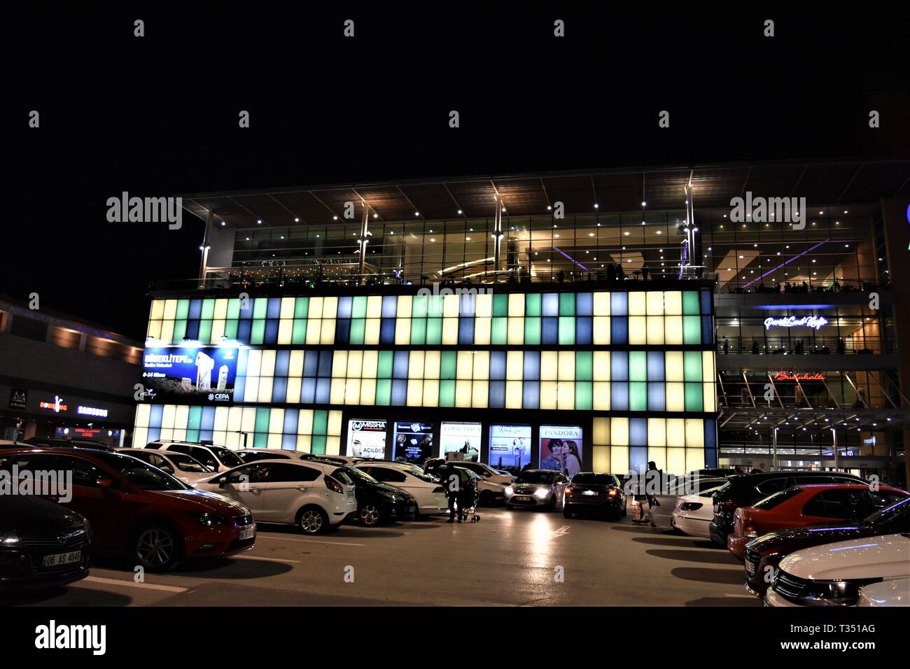 Ankara, Türkei. 6 Apr, 2019. Ein Einkaufszentrum ist mit seinen Lichtern vor Dunkel für die Earth Hour Umwelt Kampagne gesehen. Credit: Altan Gochre/ZUMA Draht/Alamy leben Nachrichten Stockfoto