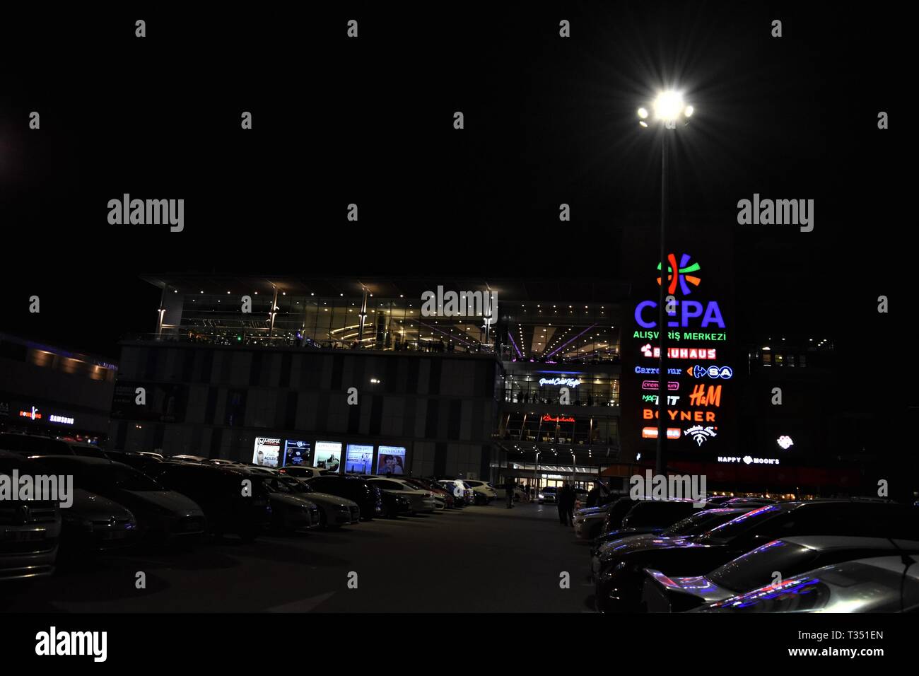 Ankara, Türkei. 6 Apr, 2019. Ein Einkaufszentrum ist mit seinen Leuchten aus gesehen Als es dunkel für die Earth Hour Umwelt Kampagne geht. Credit: Altan Gochre/ZUMA Draht/Alamy leben Nachrichten Stockfoto