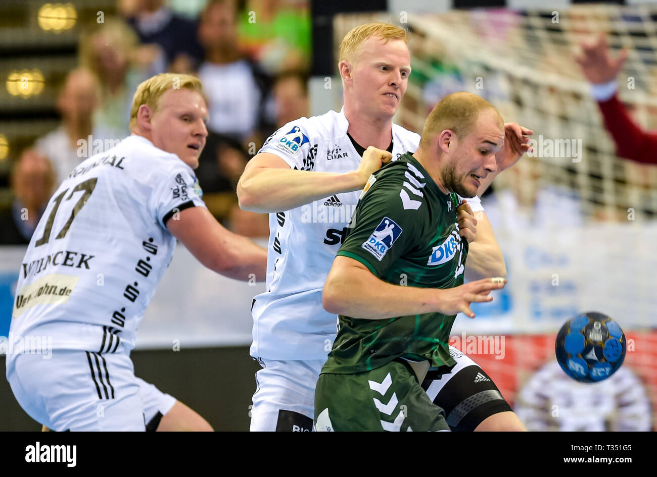 Hamburg, Deutschland. 06 Apr, 2019. Handball: DHB-Pokal, THW Kiel - Füchse Berlin, Hauptrunde, Final Four, Halbfinale. Kiels Patrick Wiencek (L-R), Kiels Sebastian Firnhaber und der Berliner Paul Drux Kampf um den Ball. Quelle: Axel Heimken/dpa/Alamy leben Nachrichten Stockfoto