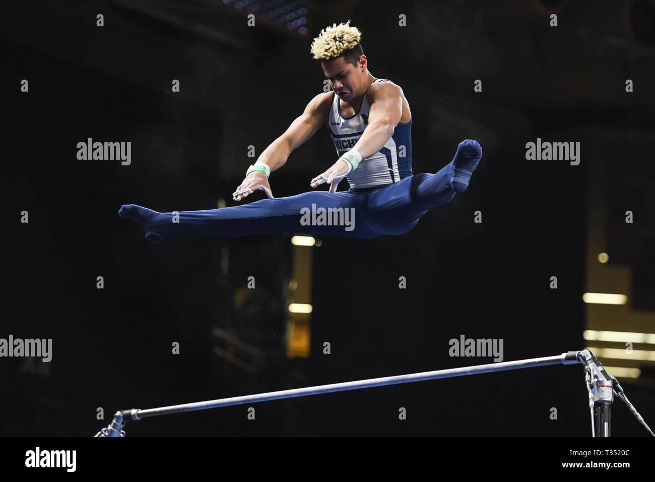 Iowa City, Iowa, USA. 5 Apr, 2019. ANTHONY TAWFIK von der Universität von Michigan konkurriert auf die High Bar während der Team Finale und vielseitige Konkurrenz an Carver-Hawkeye Arena in Iowa City, Iowa statt. Credit: Amy Sanderson/ZUMA Draht/Alamy leben Nachrichten Stockfoto