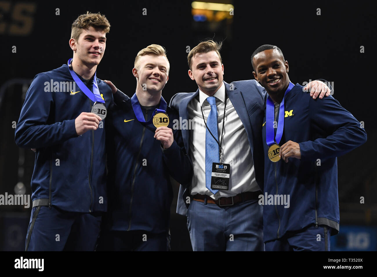 Iowa City, Iowa, USA. 5 Apr, 2019. JACK MOORE, CAMERON BOCK, Assistant Coach GEOFF CORRIGAN, und EMYRE COLE, alle von der Universität von Michigan, posieren für Fotos nach dem Fegen des Podium nach dem Team Finale und vielseitige Konkurrenz an Carver-Hawkeye Arena in Iowa City, Iowa statt. Credit: Amy Sanderson/ZUMA Draht/Alamy leben Nachrichten Stockfoto