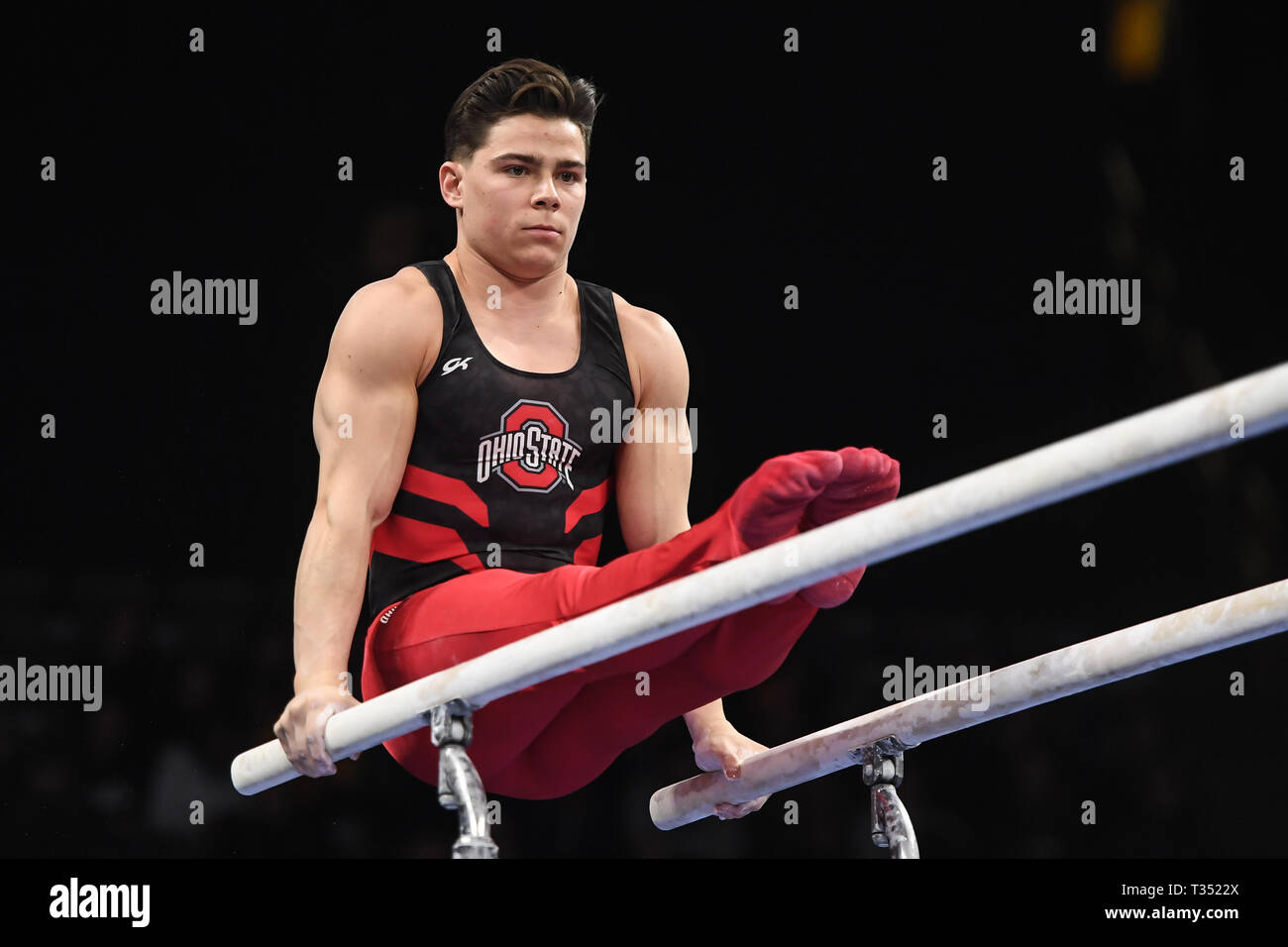 Iowa City, Iowa, USA. 5 Apr, 2019. SEAN NEIGHBARGER von der Ohio State University konkurriert auf dem parallelen Balken während der Team Finale und vielseitige Konkurrenz an Carver-Hawkeye Arena in Iowa City, Iowa statt. Credit: Amy Sanderson/ZUMA Draht/Alamy leben Nachrichten Stockfoto