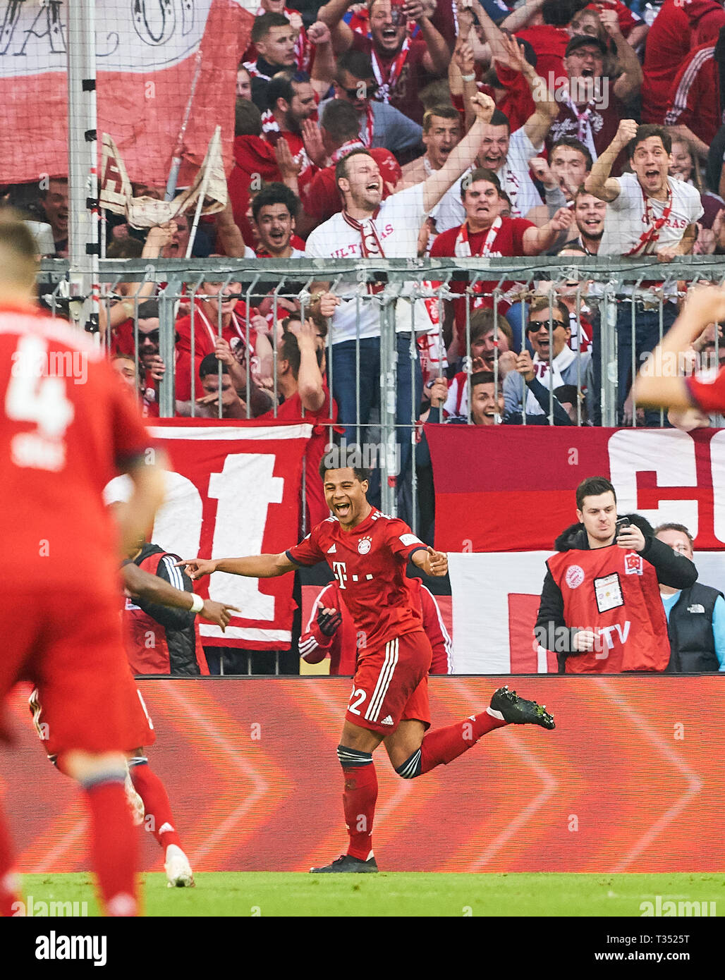 München, Deutschland. 06 Apr, 2019. Serge GNABRY, FCB 22 Kerben, schießt Ziel für 4-0, Jubeln, Freude, Emotionen, feiern, lachen, Jubeln, Jubeln, reißt die Arme, ballte die Faust, Feiern, Feier, FC BAYERN MÜNCHEN - Borussia Dortmund - DFL-Bestimmungen verbieten die Verwendung von Fotografien als BILDSEQUENZEN und/oder quasi-VIDEO - 1. Deutsche Fussball Liga, München, 06.April 2019 Saison 2018/2019, Spieltag 28, FCB, München, BVB Credit: Peter Schatz/Alamy leben Nachrichten Stockfoto