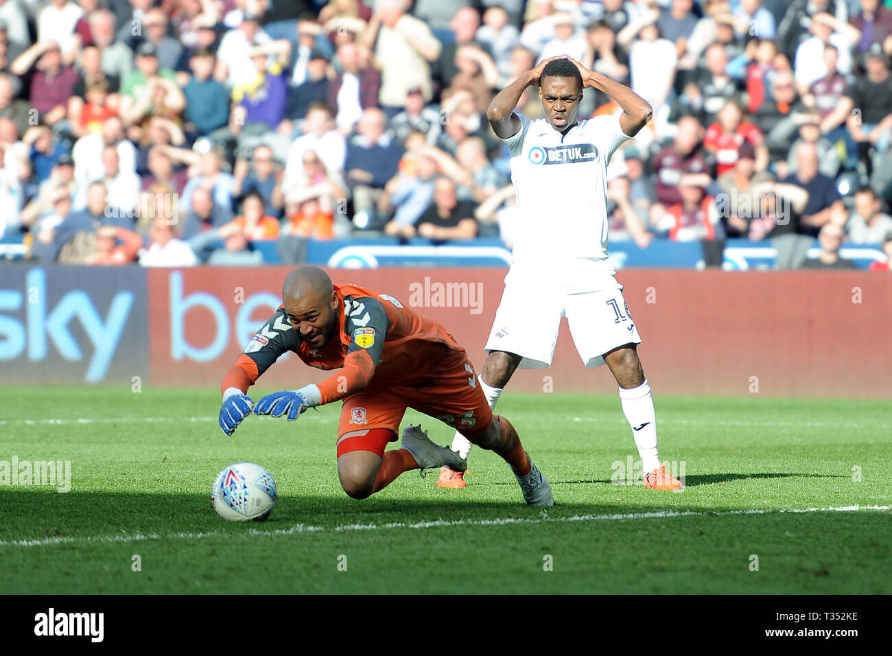 SWANSEA, WALES 6. April Joel Asoro von Swansea City reagiert auf fehlende die Chance zu Punkten während der Sky Bet Championship Match zwischen Swansea City und Middlesbrough in der Liberty Stadium, Swansea am Samstag, den 6. April 2019. (Credit: Jeff Thomas | MI Nachrichten) nur die redaktionelle Nutzung, eine Lizenz für die gewerbliche Nutzung erforderlich. Keine Verwendung in Wetten, Spiele oder einer einzelnen Verein/Liga/player Publikationen. Foto darf nur für Zeitung und/oder Zeitschrift redaktionelle Zwecke verwendet werden. Möglicherweise nicht für Publikationen, bei denen 1 Spieler, 1 Club oder 1 Wettbewerb ohne schriftliche Genehmigung von Fußball-Daten Co verwendet werden. Stockfoto