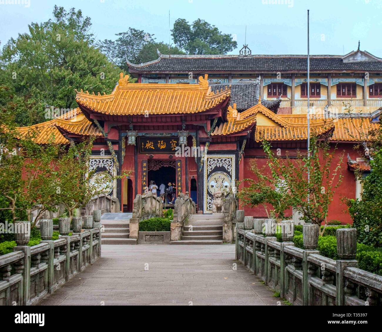 Fengdu Gemeinde Grafschaft, Chongqing, China. 22 Okt, 2006. Alte Geisterstadt Fengdu ist ein Komplex von bunten Schreine, Tempel und Bögen auf das Leben nach dem Tod gewidmet ist. Auf dem Yangtze auf Mingshan Berg, in Fengdu Gemeinde Grafschaft, Chongqing, China, seine Tore, Strukturen, und Statuen sind im Zusammenhang mit der Chinesischen mythologische Konzepte und Buddhismus, was bedeutet, dass die Unterwelt (Hölle). Ghost City zieht viele Touristen und Ausflügler. Credit: Arnold Drapkin/ZUMA Draht/Alamy leben Nachrichten Stockfoto