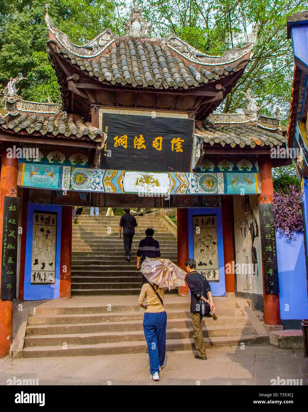 Fengdu Gemeinde Grafschaft, Chongqing, China. 22 Okt, 2006. Alte Geisterstadt Fengdu ist ein Komplex von bunten Schreine, Tempel und Bögen auf das Leben nach dem Tod gewidmet ist. Auf dem Yangtze auf Mingshan Berg, in Fengdu Gemeinde Grafschaft, Chongqing, China, seine Tore, Strukturen, und Statuen sind im Zusammenhang mit der Chinesischen mythologische Konzepte und Buddhismus, was bedeutet, dass die Unterwelt (Hölle). Ghost City zieht viele Touristen und Ausflügler. Credit: Arnold Drapkin/ZUMA Draht/Alamy leben Nachrichten Stockfoto