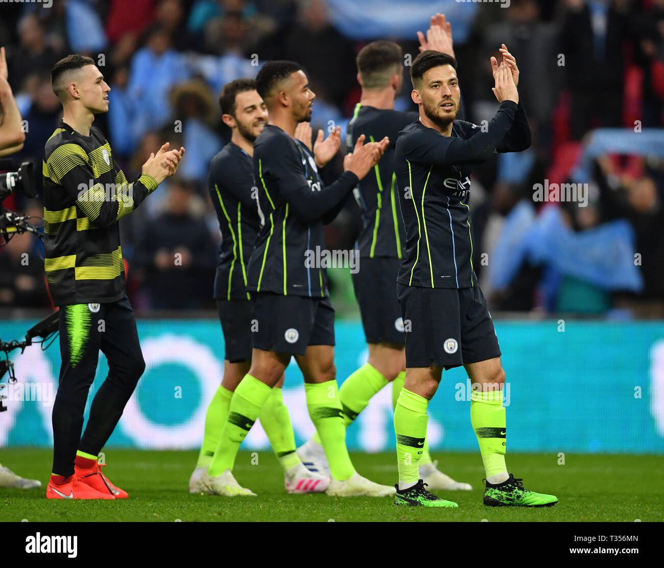London, Großbritannien. 06 Apr, 2019. Von Manchester City Spieler feiern Sieg nach dem FA-Cup Halbfinale zwischen Manchester City und Brighton und Hove Albion im Wembley Stadion in London, Großbritannien am 6. April 2019. Manchester City gewann 1:0. Für die redaktionelle Verwendung. Nicht FÜR DEN VERKAUF FÜR MARKETING ODER WERBEKAMPAGNEN. Keine VERWENDUNG MIT NICHT AUTORISIERTEN Audio-, Video-, Daten-, SPIELPLÄNE, Verein/LIGA LOGOS ODER "LIVE" Dienstleistungen. IN-MATCH VERWENDUNG BESCHRÄNKT AUF 45 Bilder, kein Video EMULATION ONLINE. Keine VERWENDUNG IN Wetten, Spiele oder einzelne Verein/Liga/PLAYER PUBLIKATIONEN. (Xinhua) Quelle: Xinhua/Alamy leben Nachrichten Stockfoto