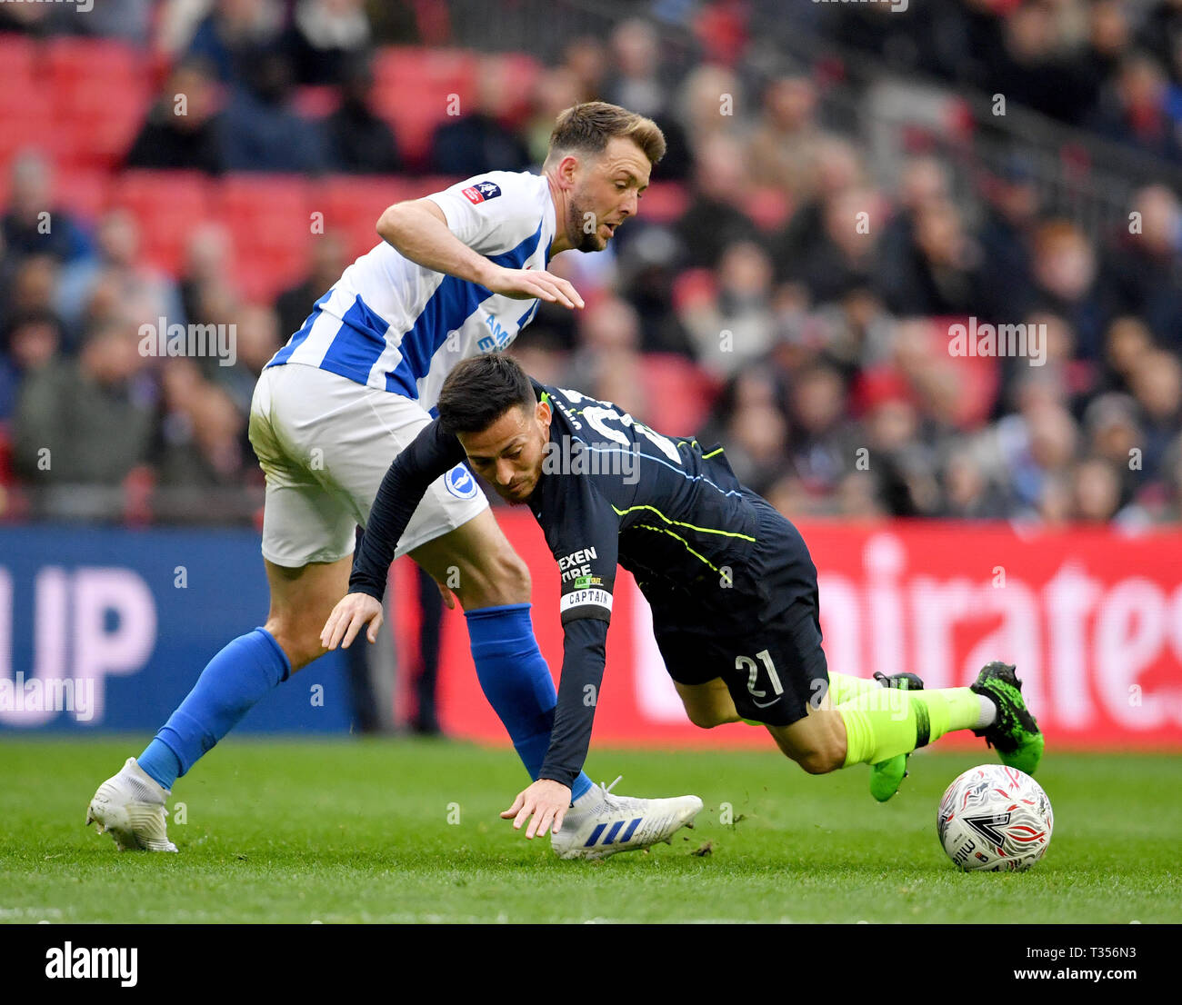 London, Großbritannien. 06 Apr, 2019. Von Manchester City David Silva (R) wird von Brightons Dale Stephens während der FA-Cup Halbfinale zwischen Manchester City und Brighton und Hove Albion im Wembley Stadion in London, Großbritannien am 6. April 2019 verschmutzt ist. Manchester City gewann 1:0. Für die redaktionelle Verwendung. Nicht FÜR DEN VERKAUF FÜR MARKETING ODER WERBEKAMPAGNEN. Keine VERWENDUNG MIT NICHT AUTORISIERTEN Audio-, Video-, Daten-, SPIELPLÄNE, Verein/LIGA LOGOS ODER "LIVE" Dienstleistungen. IN-MATCH VERWENDUNG BESCHRÄNKT AUF 45 Bilder, kein Video EMULATION ONLINE. Keine VERWENDUNG IN Wetten, Spiele oder einzelne Verein/Liga/PLAYER PUBLIKATIONEN. (Xinhua Quelle: Xinhua/Al Stockfoto