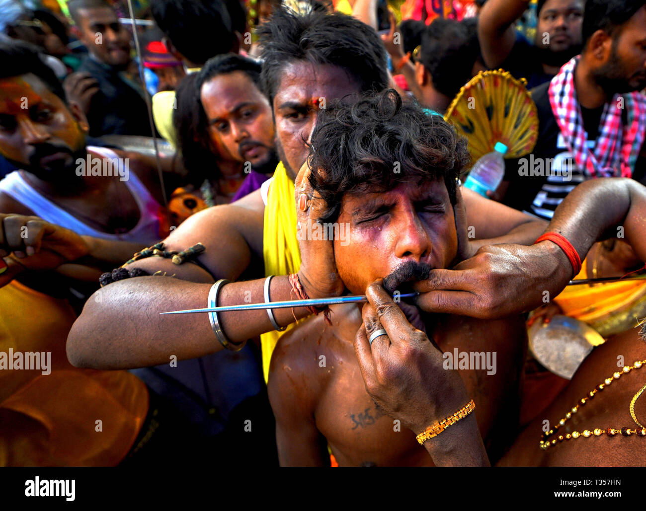 Bandel, West Bengal, Indien. 6 Apr, 2019. Gemäß der traditionellen Kultur der Velvel Festival. Velvel ist ein Hindu Festival gewidmet, Hindu Gott murugan/Mutthumariamman feierte in den Monat April, wo Devotees verschiedene schmerzhafte Rituale mit dem Glauben, dass Gott murugan/Mutthumariamman ihre Familienangehörigen wird von allen bösen Mächten für nächste Jahr Kredit speichern ausführen: Avishek Das/SOPA Images/ZUMA Draht/Alamy leben Nachrichten Stockfoto