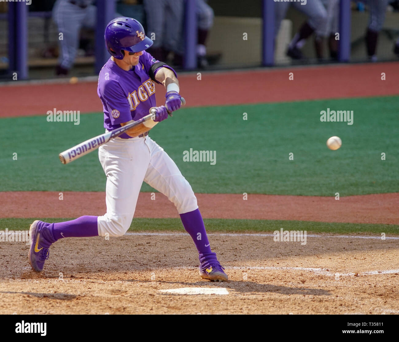 Louisiana, USA. 06 Apr, 2019. LSU BRANDT BROUSSARD (16) schwingt an einen Pitch gegen Texas A&M am Alex Kastenstadium. Credit: Jerome Hicks/ZUMA Draht/Alamy Live News Credit: ZUMA Press, Inc./Alamy leben Nachrichten Stockfoto