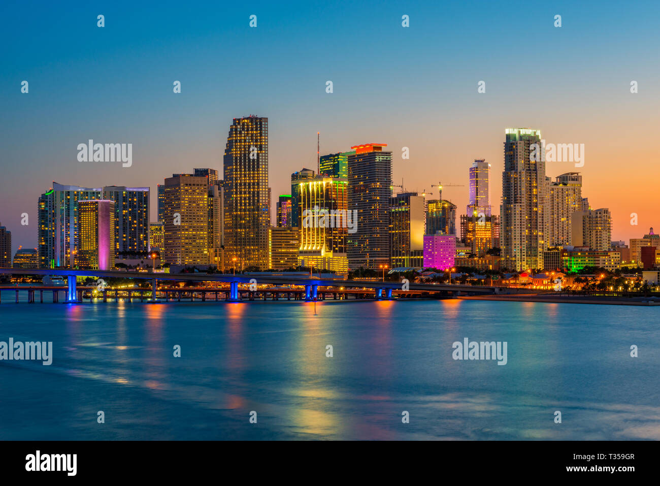 Skyline von Miami Florida USA bei Sonnenuntergang Stockfoto