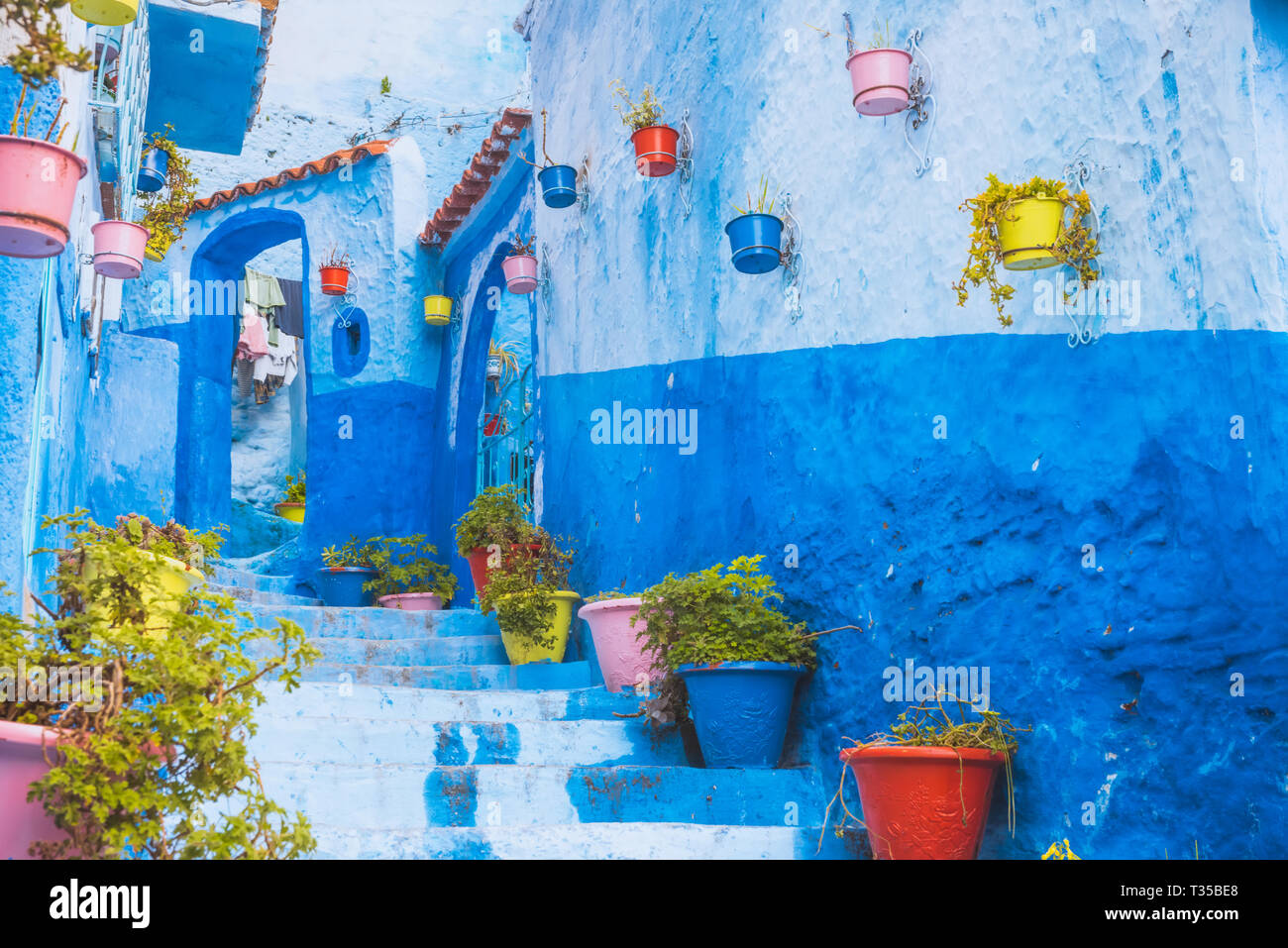 Tolle Aussicht von der Straße in die blaue Stadt Chefchaouen. Lage: in Tanger, Marokko, Afrika. Künstlerische Bild. Beauty World Stockfoto