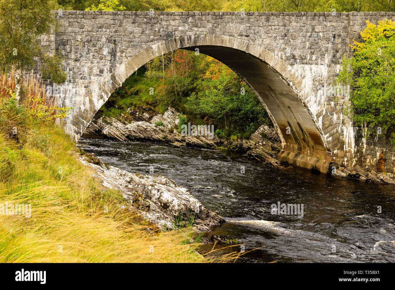 Steinbogen Brücke über den Fluss Oykel bei Oykel Brücke in Lairg, nördlichen Schottland. Stockfoto