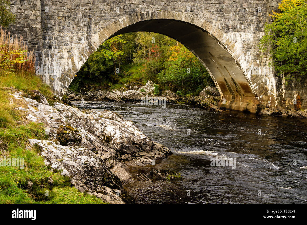 Steinbogen Brücke über den Fluss Oykel bei Oykel Brücke in Lairg, nördlichen Schottland. Stockfoto