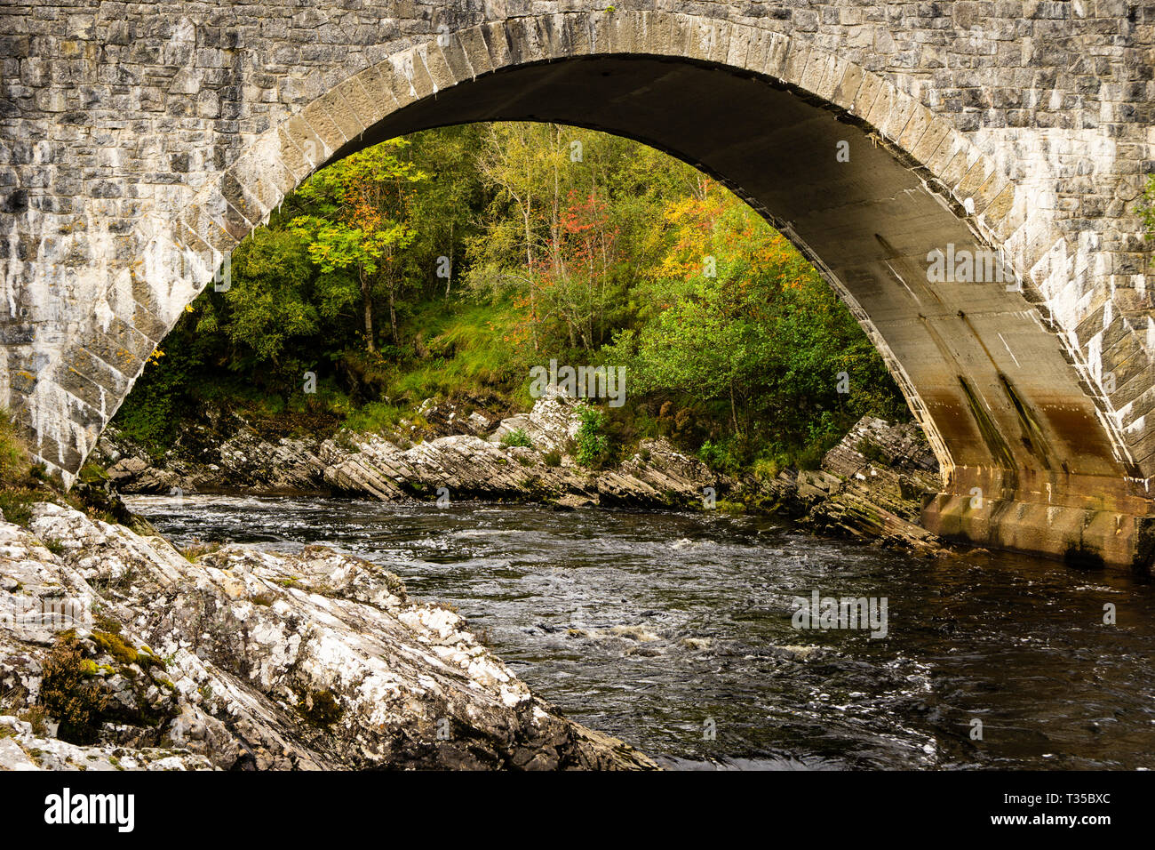 Steinbogen Brücke über den Fluss Oykel bei Oykel Brücke in Lairg, nördlichen Schottland. Stockfoto